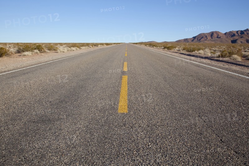 USA, Nevada, road through desert. Photo : Johannes Kroemer