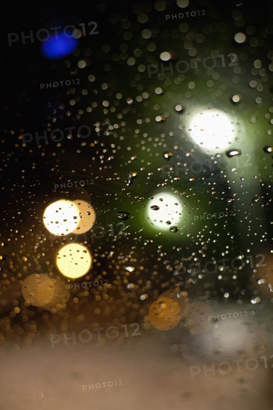 Rain drops on car window. Photo : Johannes Kroemer