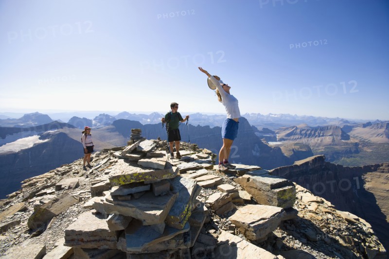USA, Montana, Glacier National Park, Hikers on the top of mountain. Photo : Noah Clayton