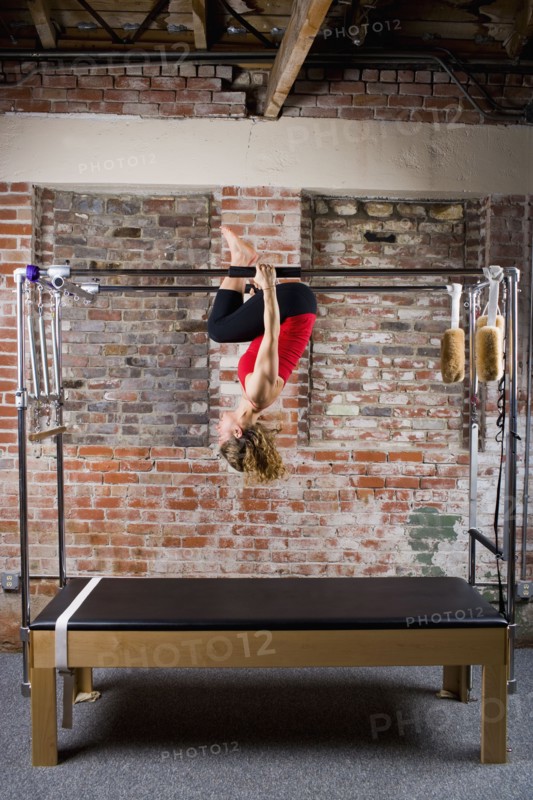 USA, California, Berkeley, Mid adult woman training pilates. Photo : Noah Clayton