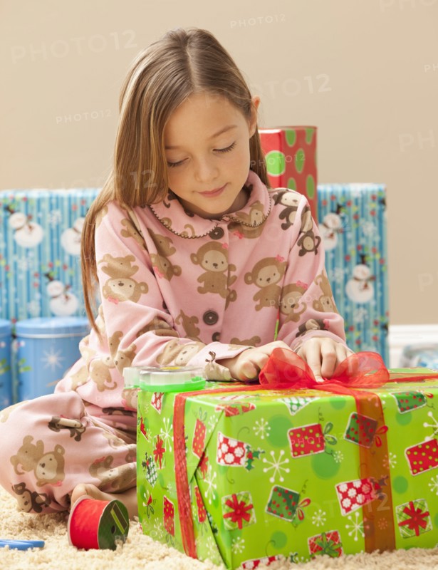 Girl (6-7) preparing Christmas presents. Photo : Mike Kemp