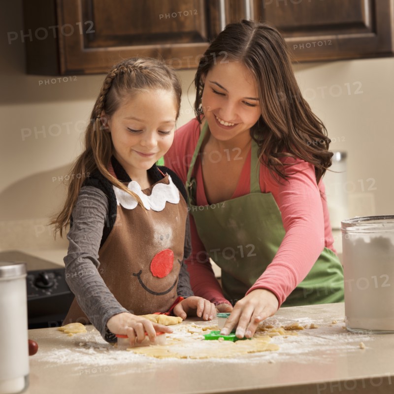 Two sisters (6-7, 18-19) making cookies. Photo : Mike Kemp