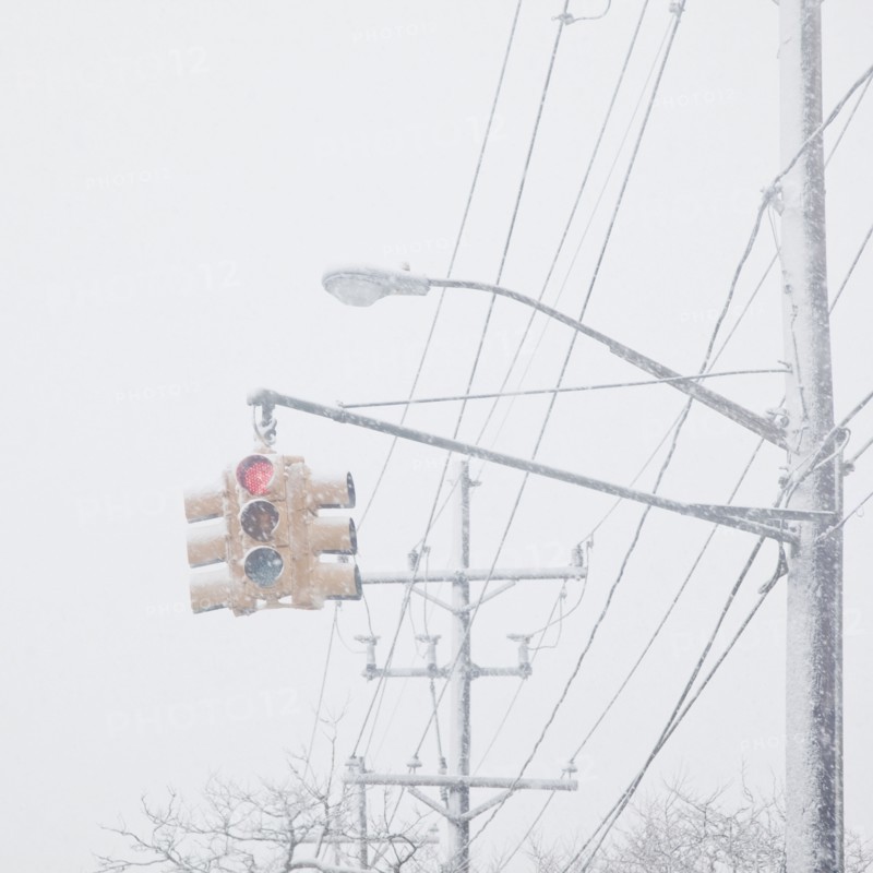 USA, New York State, Rockaway Beach, stoplight through snow. Photo : Jamie Grill Photography