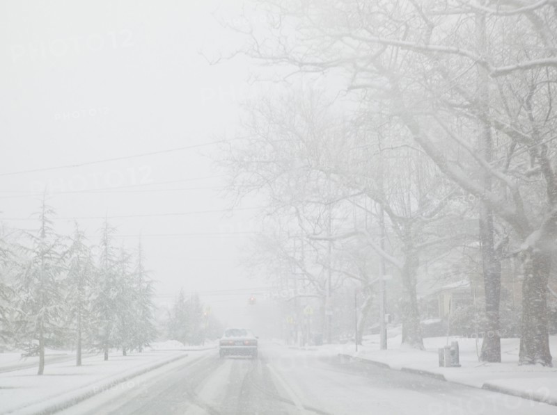 USA, New York State, Rockaway Beach, car on road during blizzard. Photo : Jamie Grill Photography