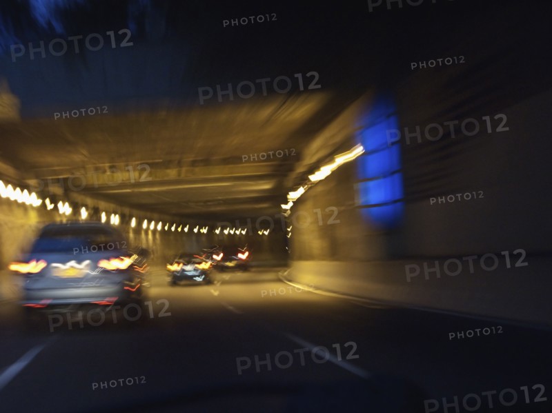 USA, New York State, New York City, Brooklyn, cars on highway at night. Photo : Johannes Kroemer