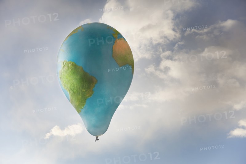 Earth-shaped balloon flying. Photo : Mike Kemp