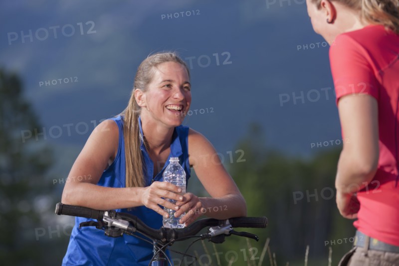 Canada, British Columbia, Fernie, Two women on bike trip. Photo : Dan Bannister