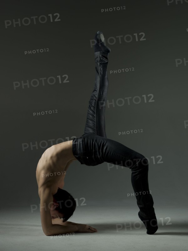 Young ballet dancer, studio shot. Photo : Dan Bannister