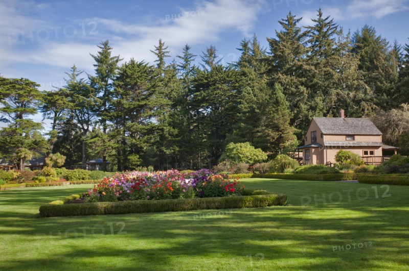 USA, Oregon, house in garden. Photo : Gary Weathers