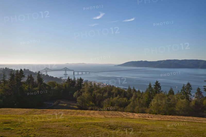 USA, Oregon, Washington, bridge over Columbia River. Photo : Gary Weathers