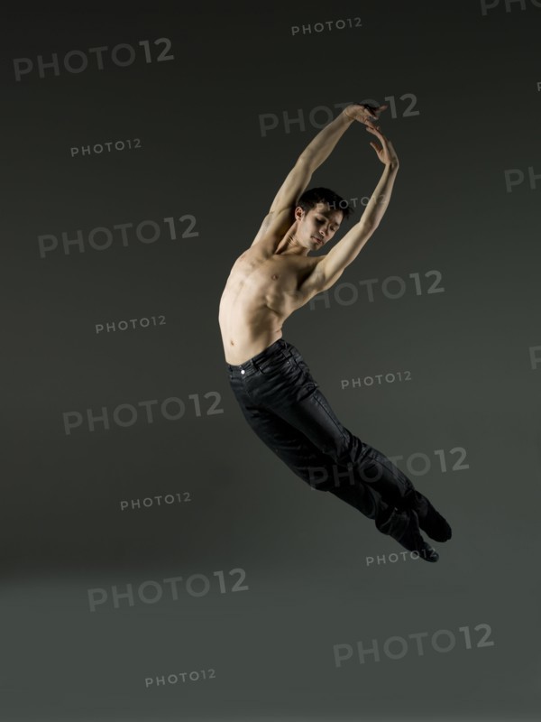 Young ballet dancer, studio shot. Photo : Dan Bannister