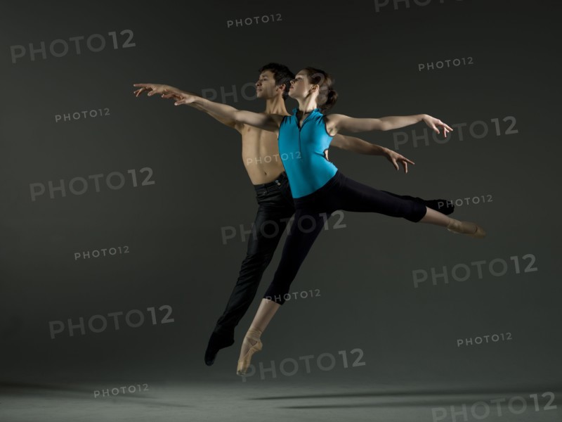 Pair of ballet dancers practicing. Photo : Dan Bannister
