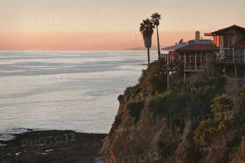 USA, California, Laguna Beach, house on cliff. Photo : Gary Weathers