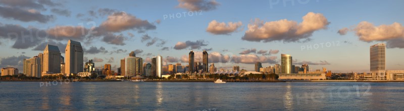 USA, California, San Diego skyline at sunset. Photo : Gary Weathers