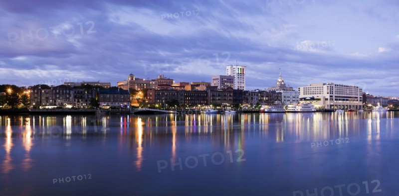 USA, Georgia, Savannah, City skyline by river. Photo : Henryk Sadura