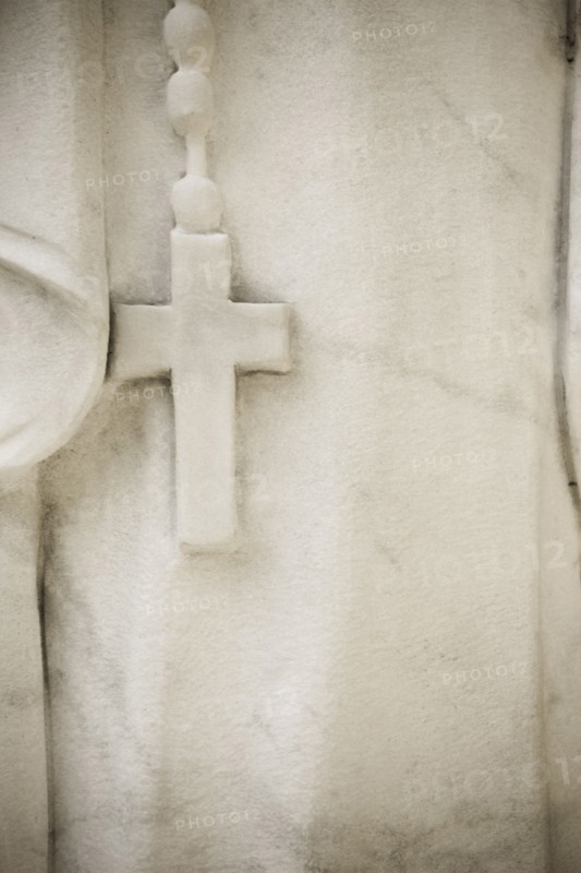 USA, Maryland, close up of cross on statue. Photo : Chris Hackett