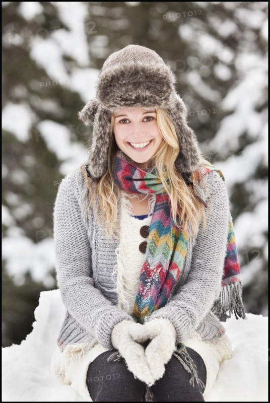 USA, Utah, Salt Lake City, portrait of young woman in winter clothing. Photo : Mike Kemp