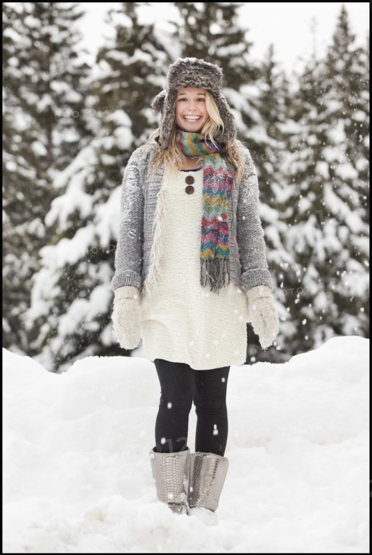 USA, Utah, Salt Lake City, portrait of young woman in winter clothing. Photo : Mike Kemp