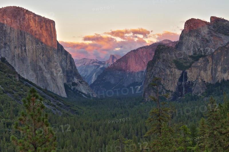 USA, California, Yosemite Valley in autumn. Photo : Gary Weathers
