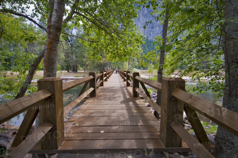 USA, California, wooden footbridge on Merced River. Photo : Gary Weathers