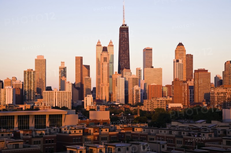 USA, Illinois, Chicago, City skyline at sunset. Photo : Henryk Sadura