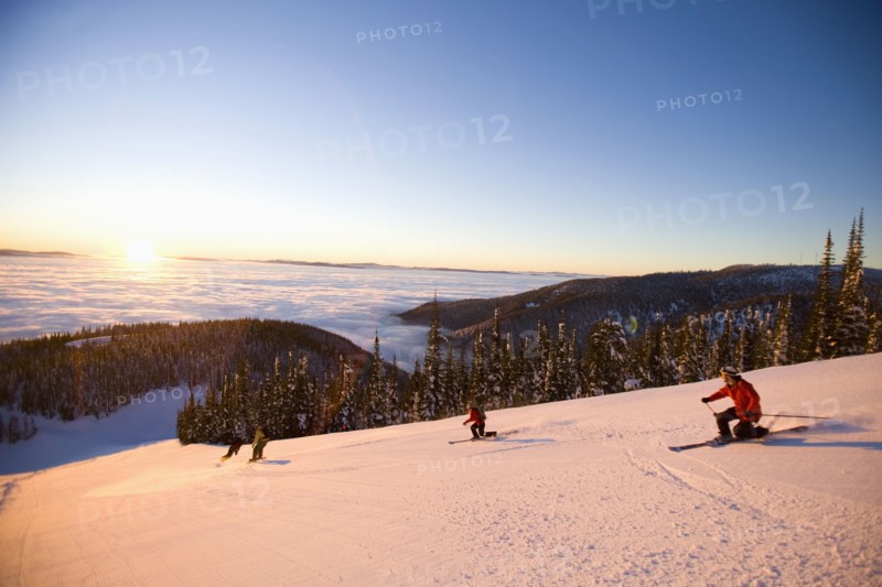 USA, Montana, Whitefish, Four people skiing. Photo : Noah Clayton