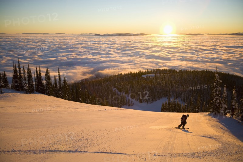 USA, Montana, Whitefish, Young man snowboarding. Photo : Noah Clayton