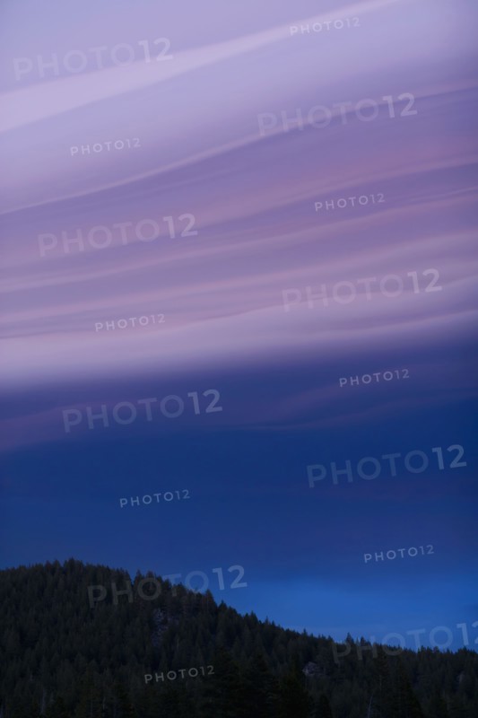 USA, California, Lake Tahoe, Landscape with lenticular clouds. Photo : Noah Clayton