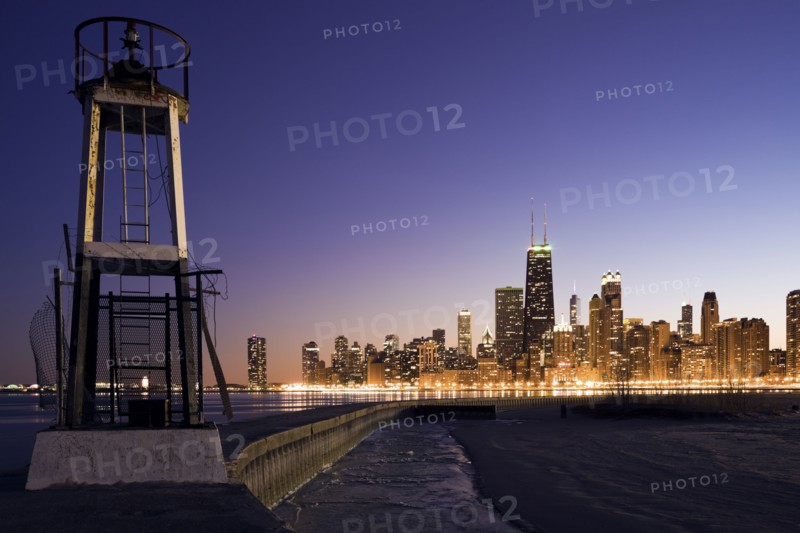 USA, Illinois, Chicago, City skyline from Lake Michigan at sunset. Photo : Henryk Sadura