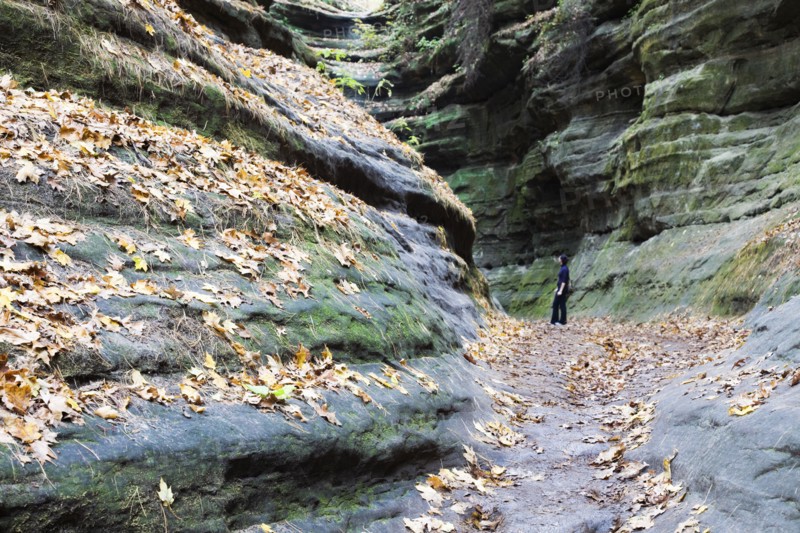 USA, Illinois, Starved Rock State Park, Woman standing in canyon. Photo : Henryk Sadura