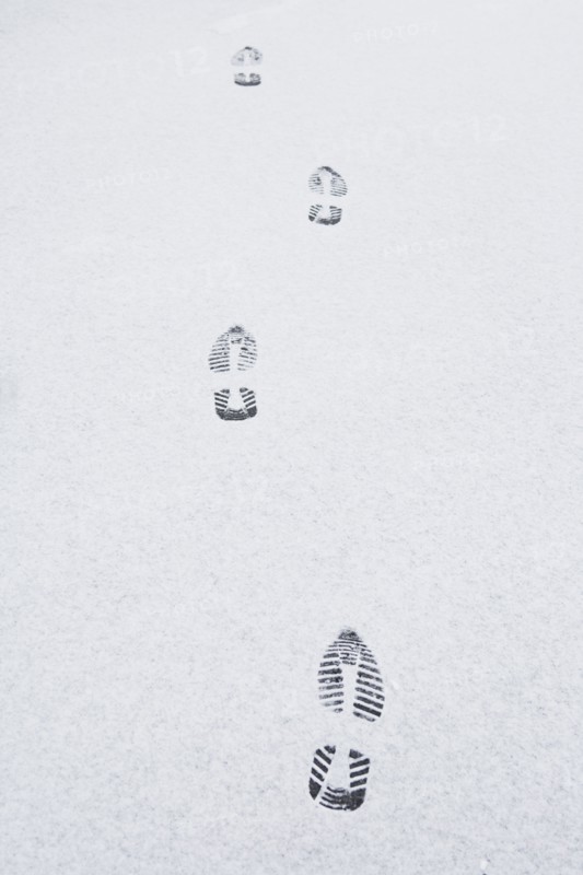 USA, New Jersey, footprints on snow. Photo : Chris Hackett