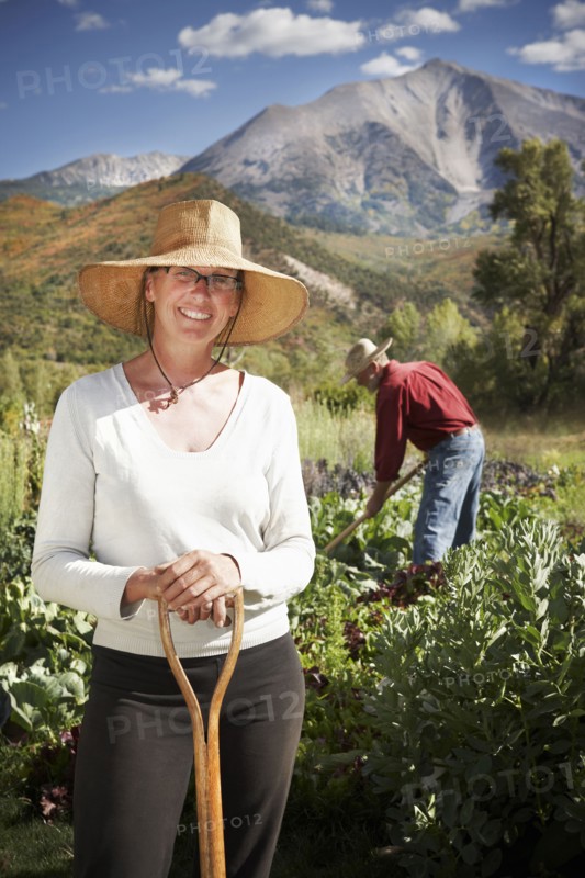 USA, Colorado, Aspen, portrait of female farmer working in field. Photo : Shawn O'Connor