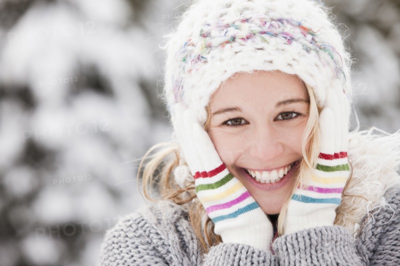 USA, Utah, Salt Lake City, portrait of young woman in winter clothing. Photo : Mike Kemp