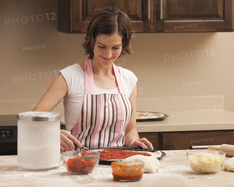 Woman preparing pizza. Photo : Mike Kemp