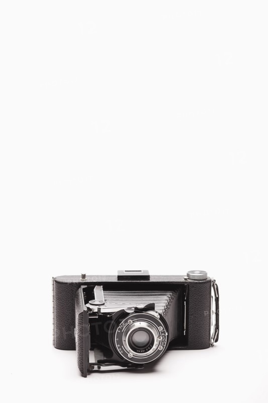 Studio shot of vintage camera. Photo : FBP