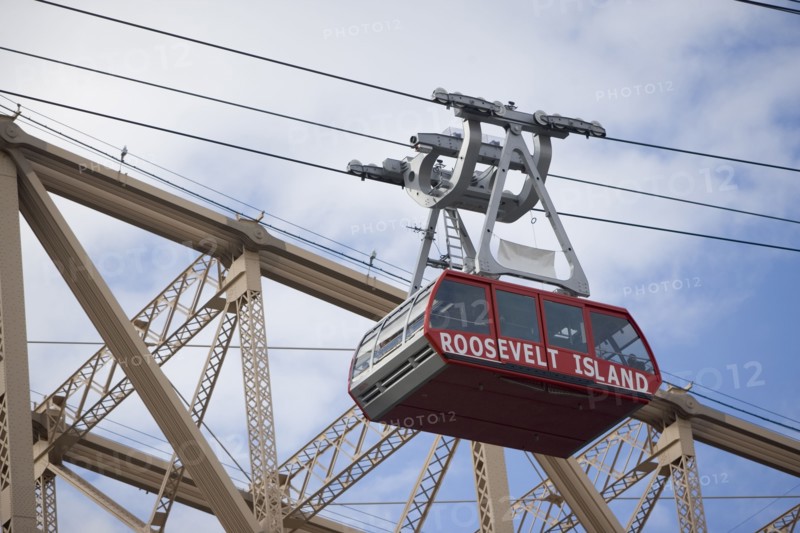 USA, New York State, New York City, Cable car on Queensboro Bridge. Photo : fotog