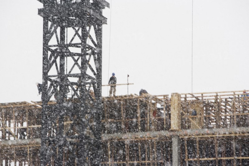 USA, New York City, construction site in snowstorm. Photo : fotog