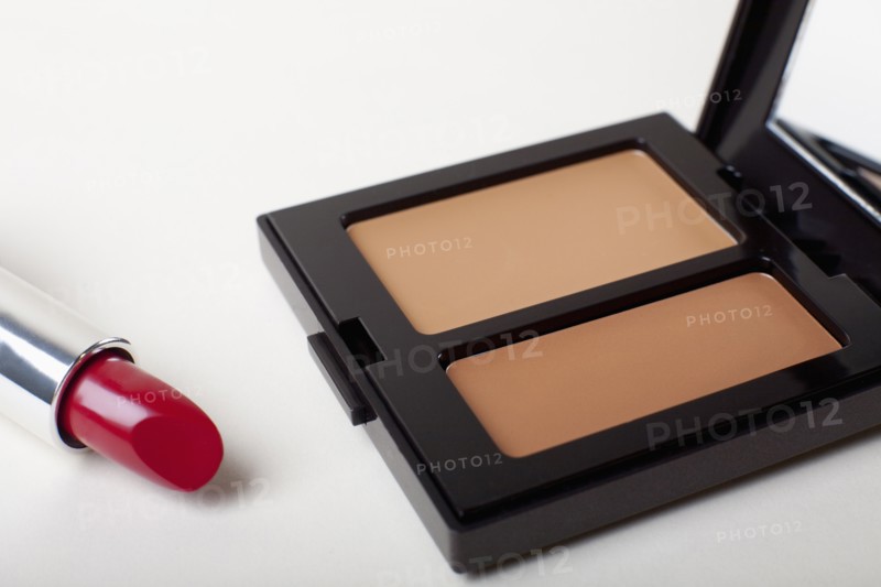 Powder compact with red lipstick. Photo: Winslow Productions