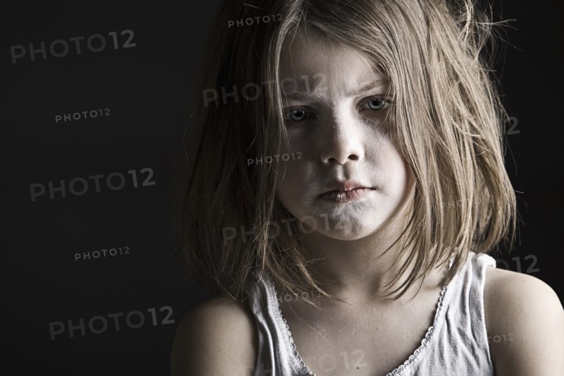 Studio portrait of sad girl (6-7). Photo : Justin Paget