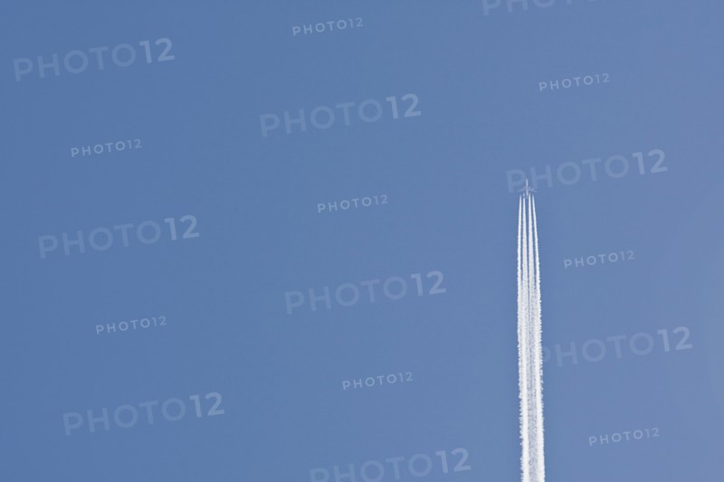 Airplane on clear sky. Photo : Justin Paget