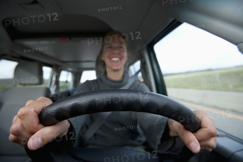 Mid adult woman driving. Photo : Noah Clayton