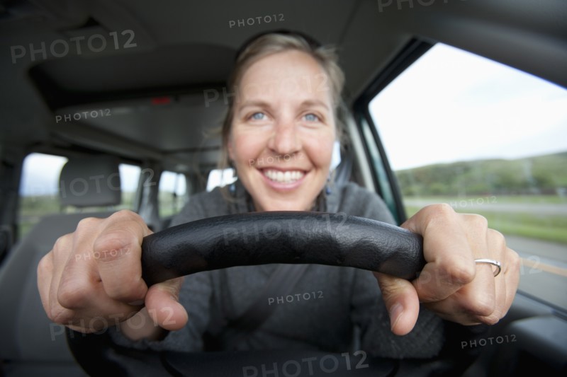 Mid adult woman driving. Photo : Noah Clayton