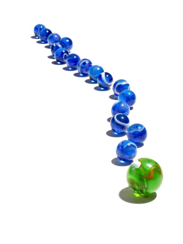Blue and green glass balls. Photo : David Arky
