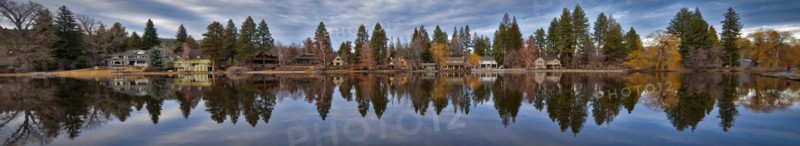USA, Oregon, Trees reflecting in lake. Photo : Gary Weathers