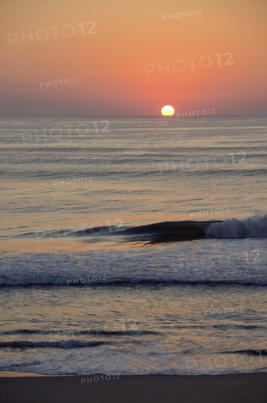USA, North Carolina, Outer Banks, Kill Devil Hills, seascape at sunset. Photo : Tetra Images