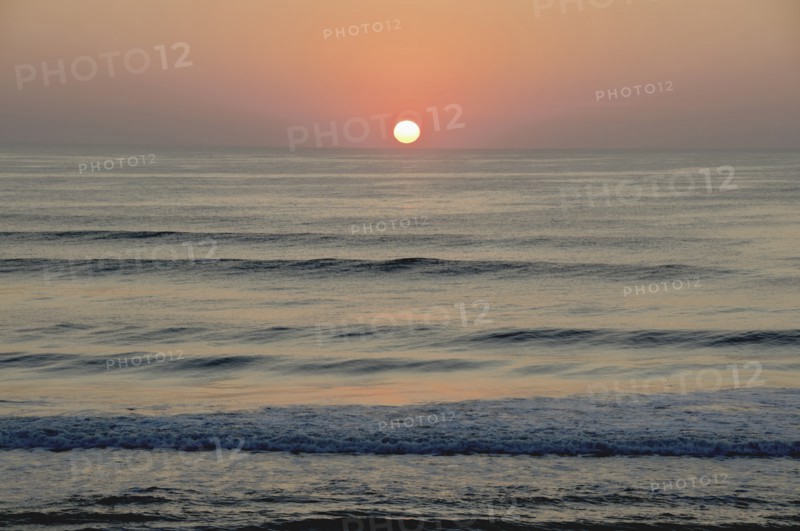 USA, North Carolina, Outer Banks, Kill Devil Hills, seascape at sunset. Photo: Tetra Images