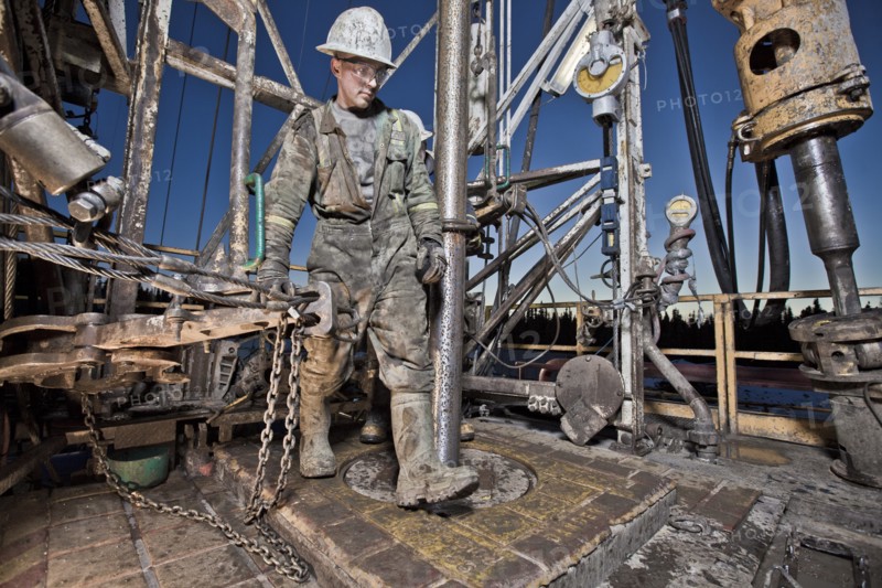 Canada, Alberta, Oil workers using oil drill. Photo: Dan Bannister
