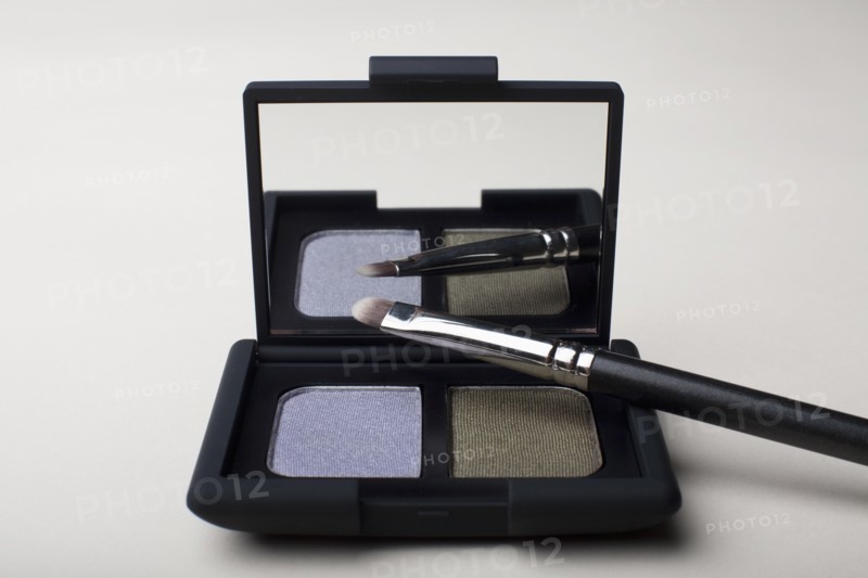 Powder compact with small brush. Photo : Winslow Productions