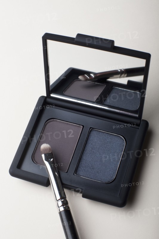Powder compact with small brush. Photo : Winslow Productions