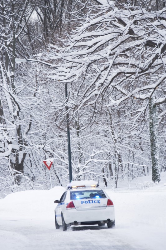 USA, New York City, police car on snowy road. Photo : fotog